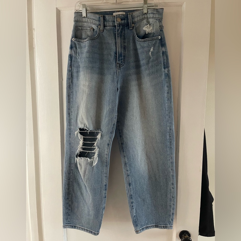 Evereve size 27 distressed barrel boyfriend jean.